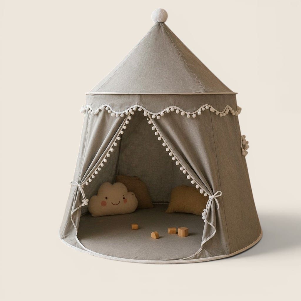 Tipi Elouan gris en tissu pour enfant, avec pompons blancs, idéal pour jouer et rêver. Espace éveil.