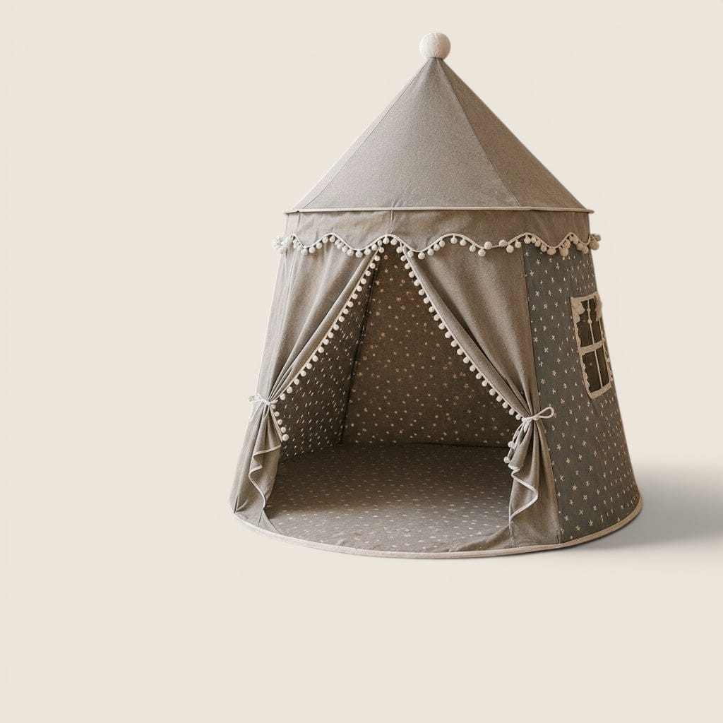 Tipi enfant gris Espace éveil avec étoiles, pompons blancs et fenêtres décoratives. Un bébé joue à l'intérieur.